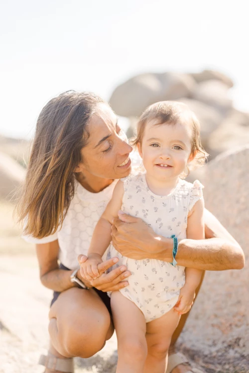 bonheur sourire enfant sable marron
