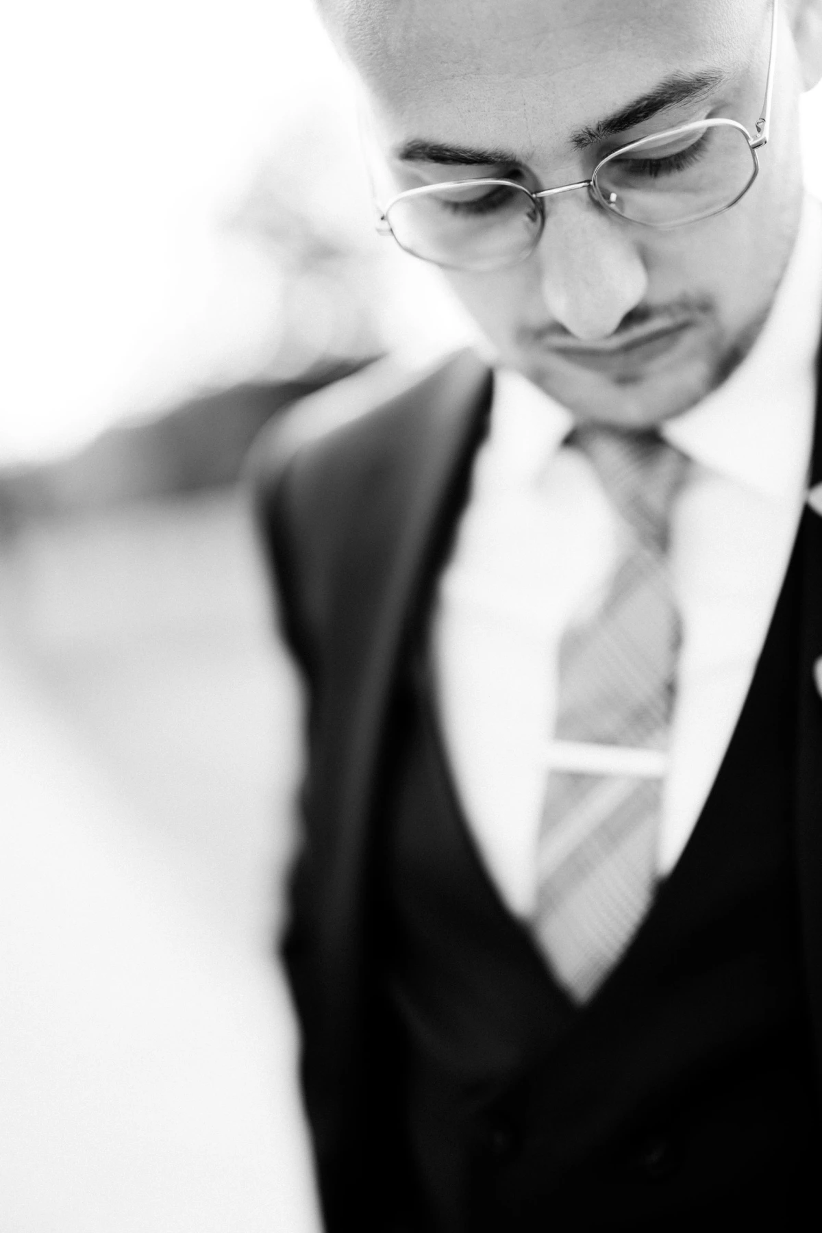 collier costume noir gris chemise