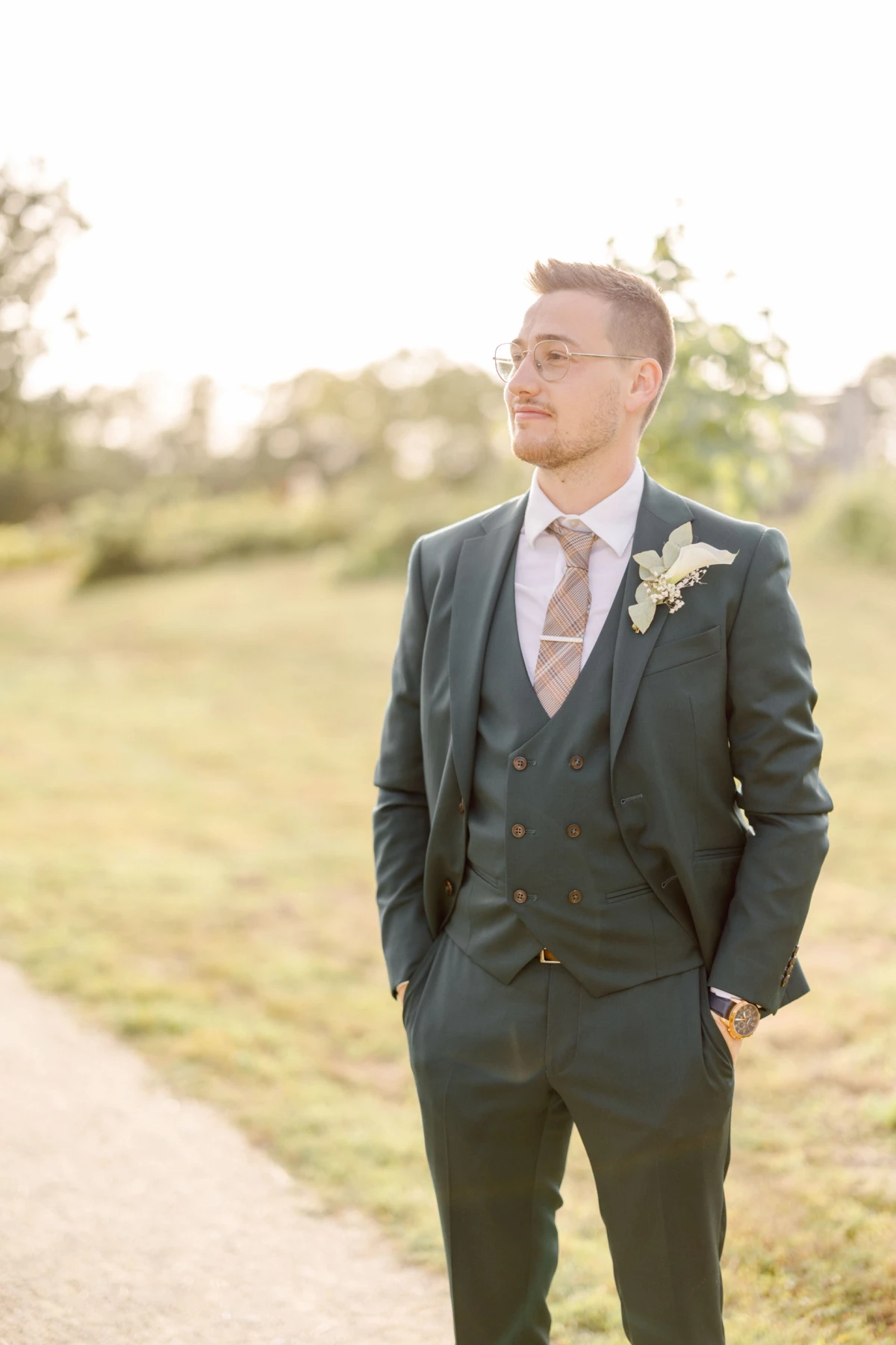 collier bouton costume beige gris