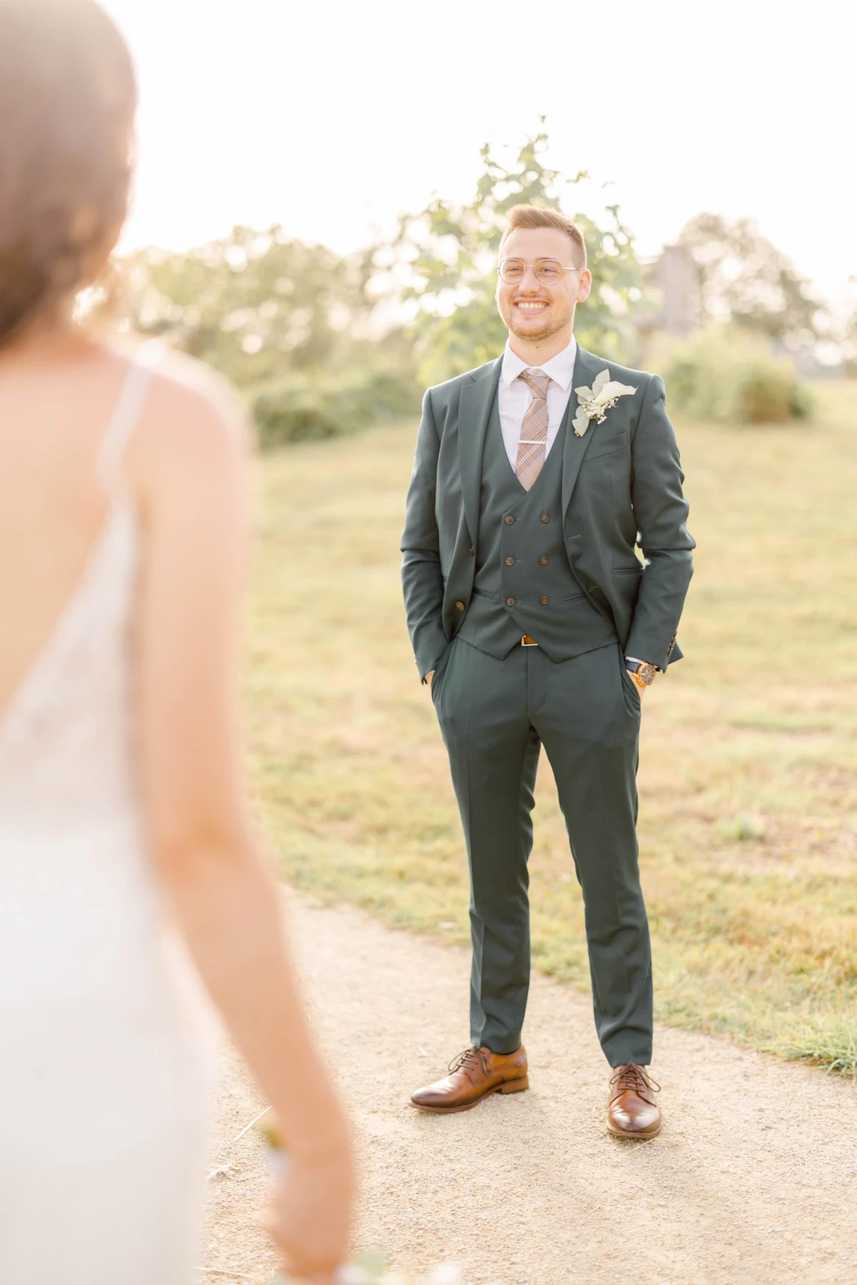 collier bonheur costume gris nature