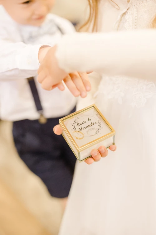 enfant bonheur beige rose gris