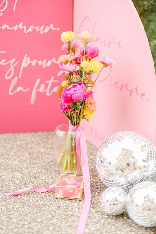 rose pétale papier composition florale vase