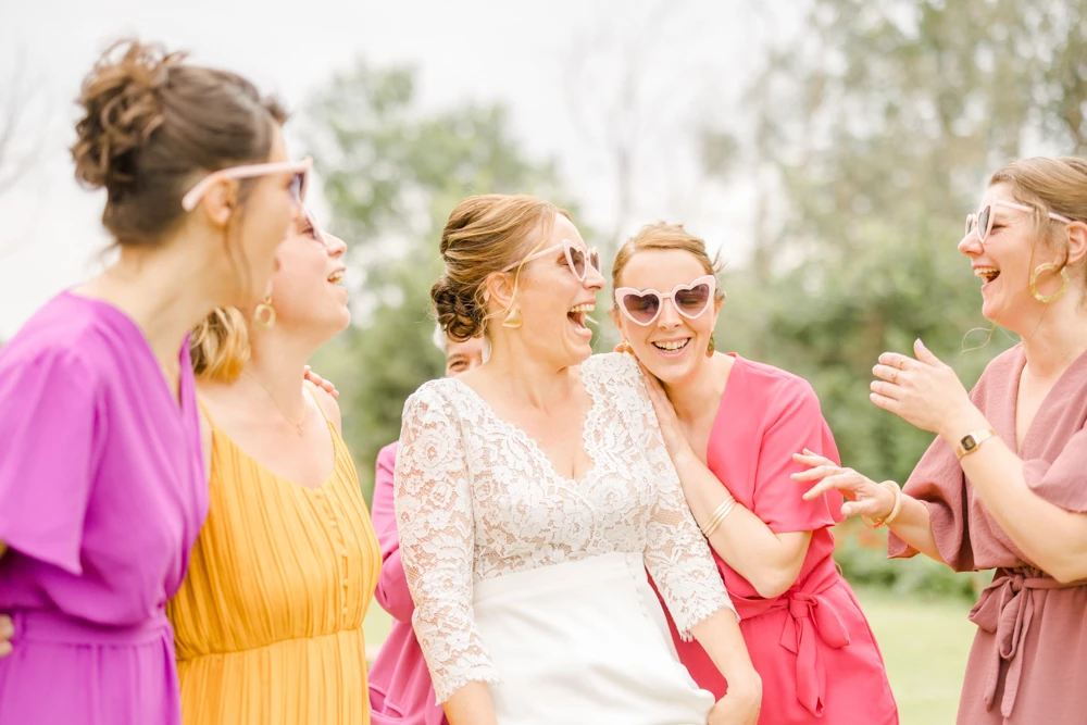 bonheur sourire événement robe jaune