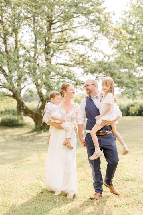 bonheur robe événement sourire gris