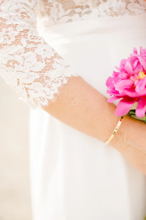 pétale rose composition florale beige gris