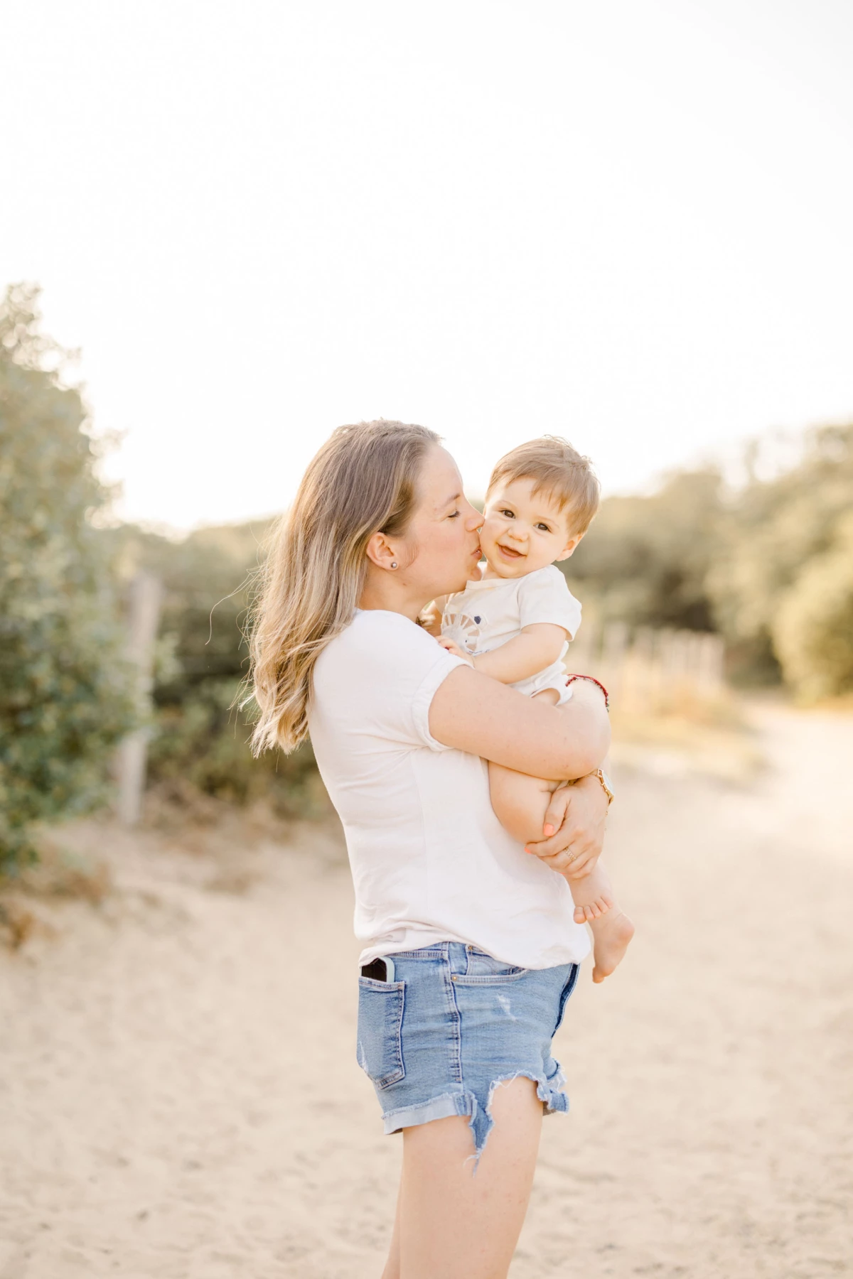 bonheur enfant sourire gris marron