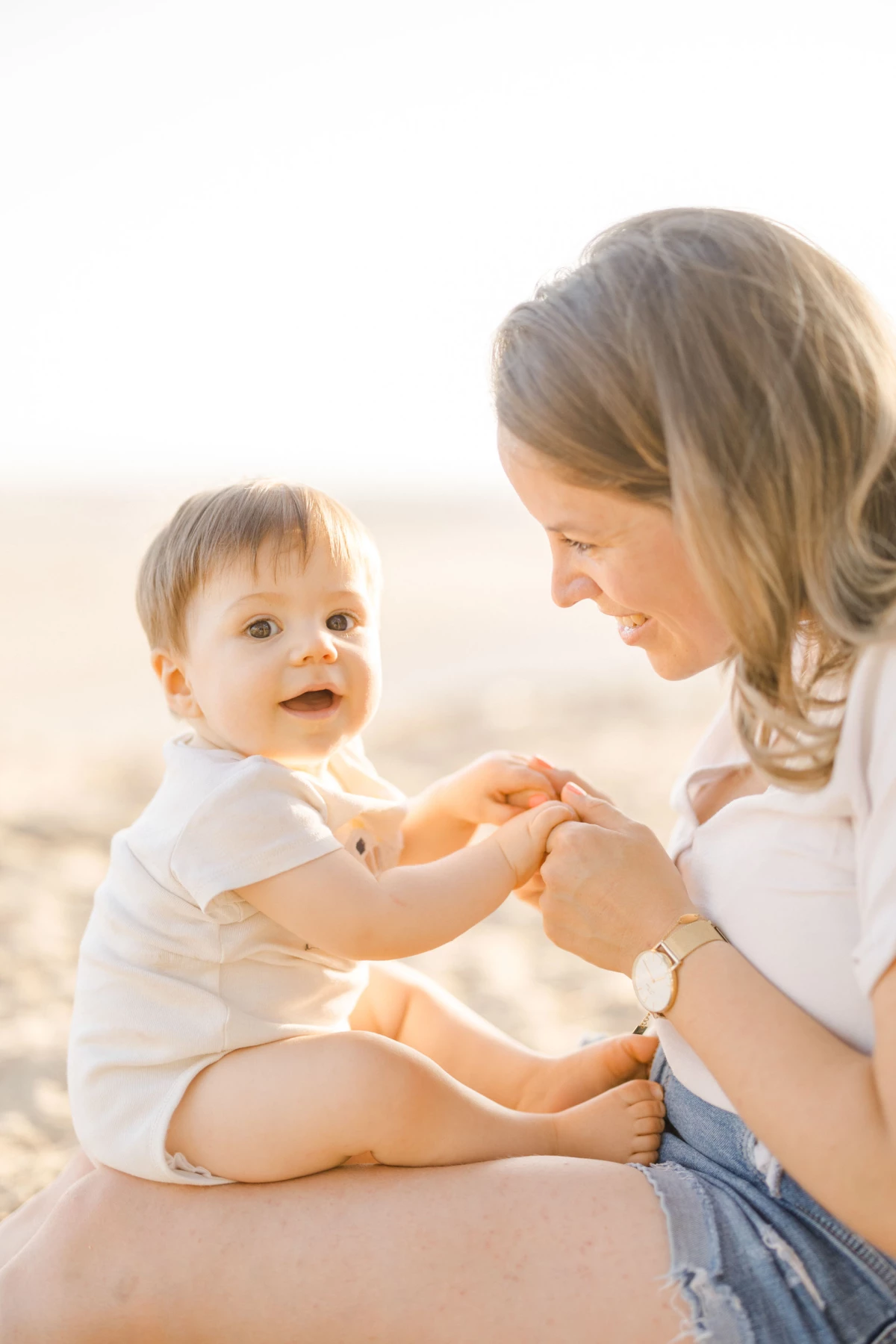 main bonheur enfant amour beige