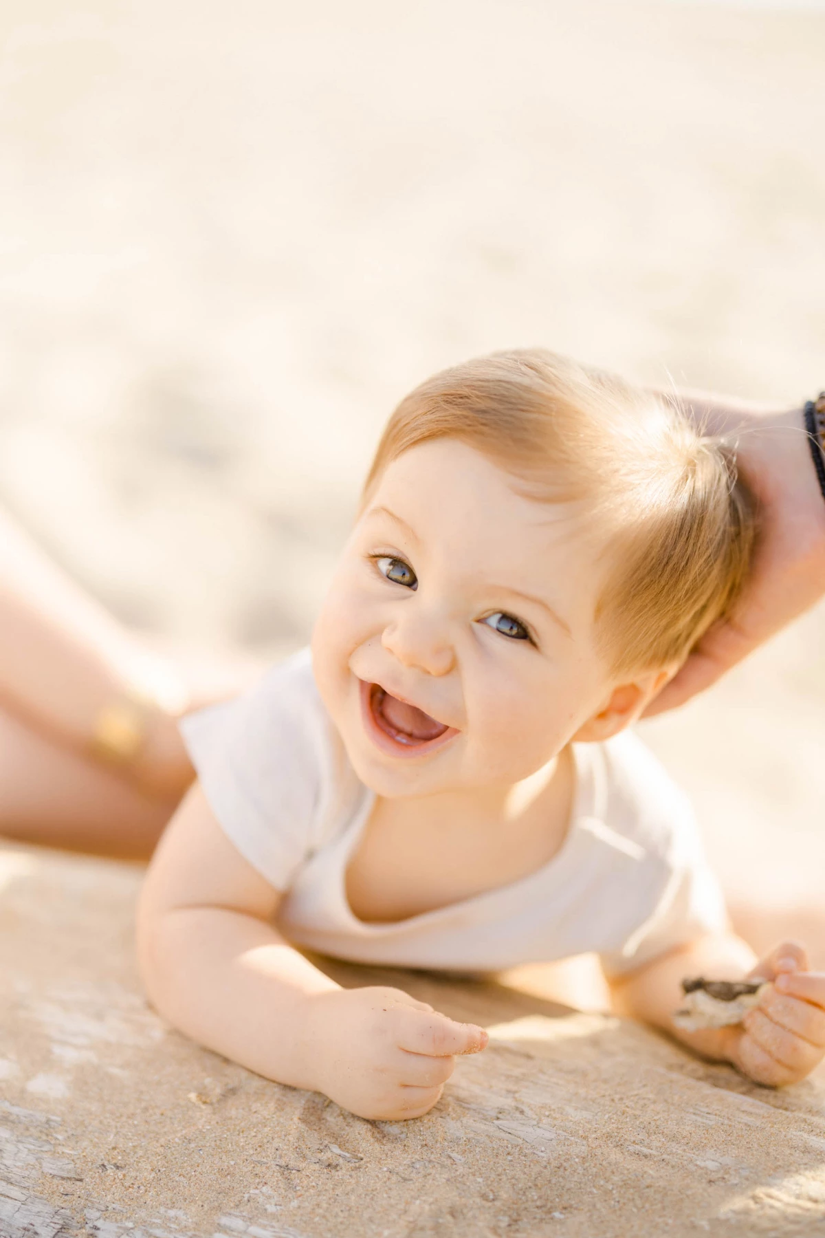 bonheur sourire enfant gris marron