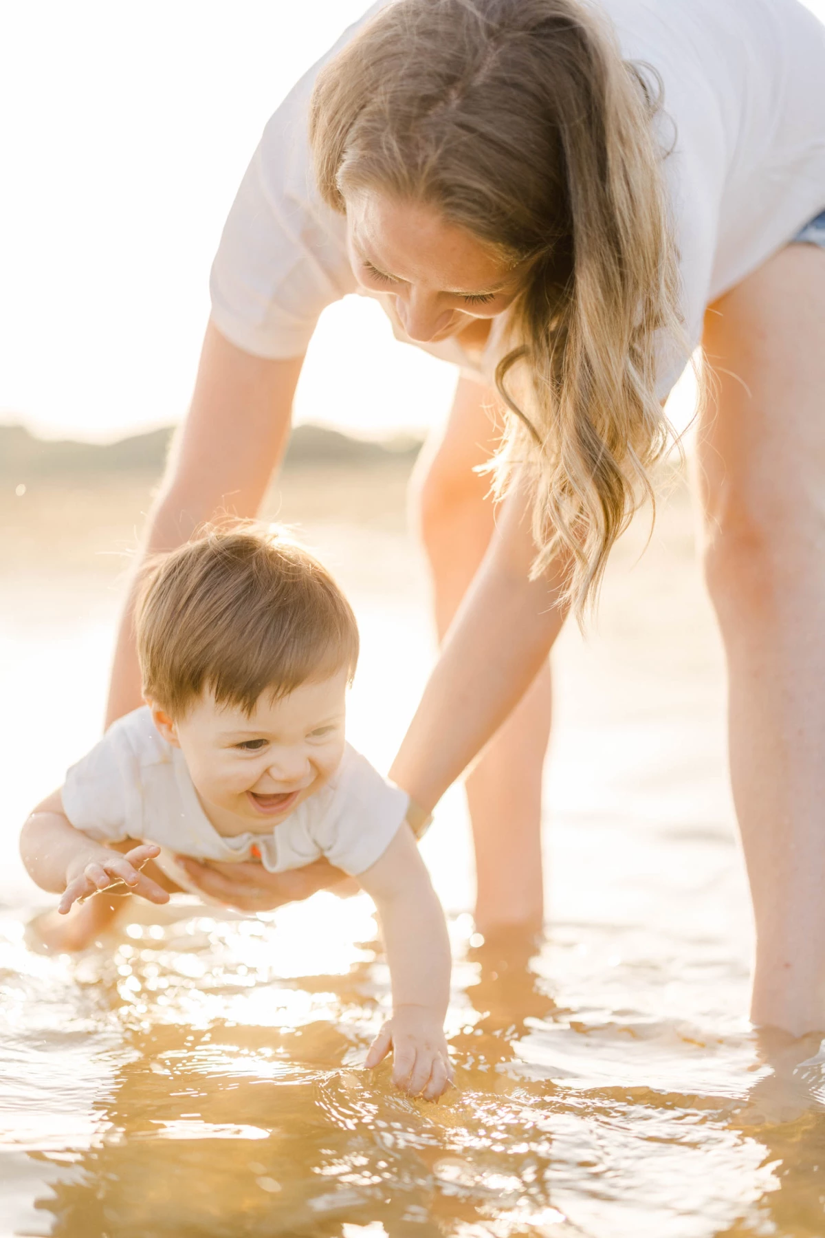 bonheur enfant jouer avec les enfants marron gris