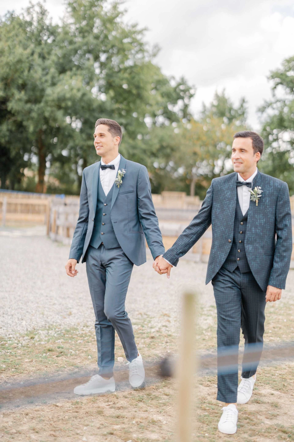 collier événement costume gris chemise