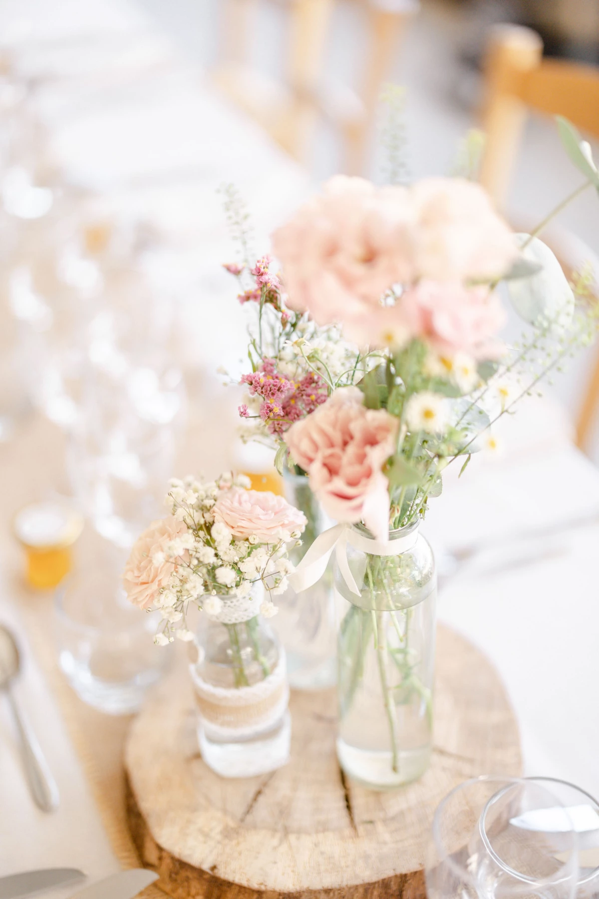 rose composition florale gris fleurs vaisselle