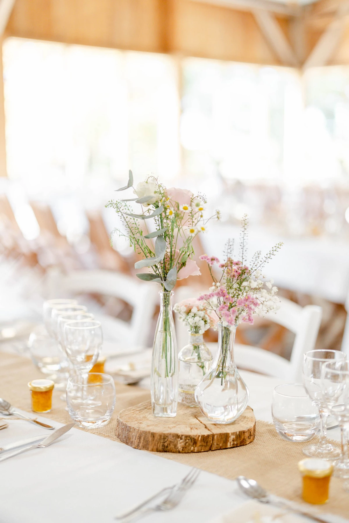 vaisselle meubles verres à pied composition florale verres