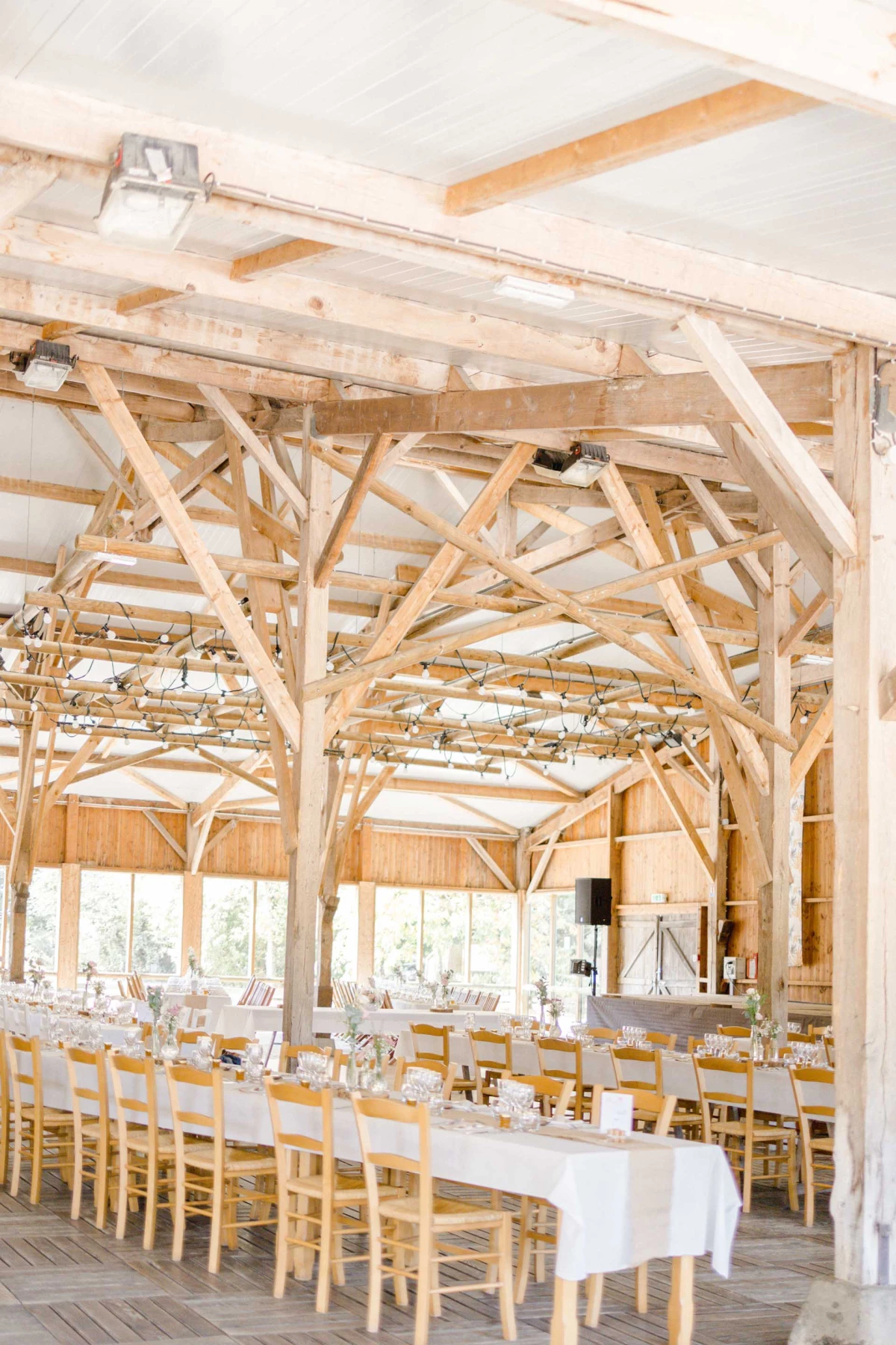 hangar grange gris marron