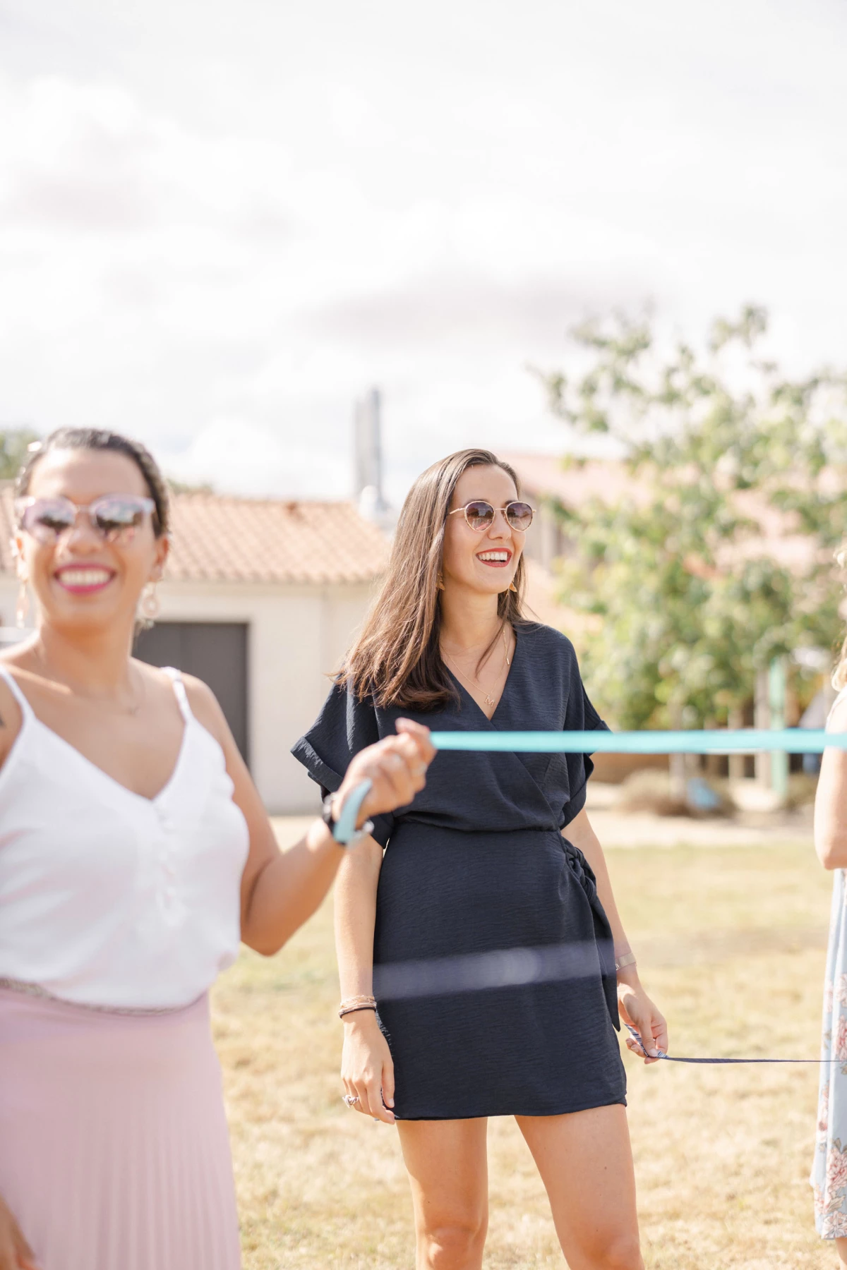 bonheur sourire robe événement gris