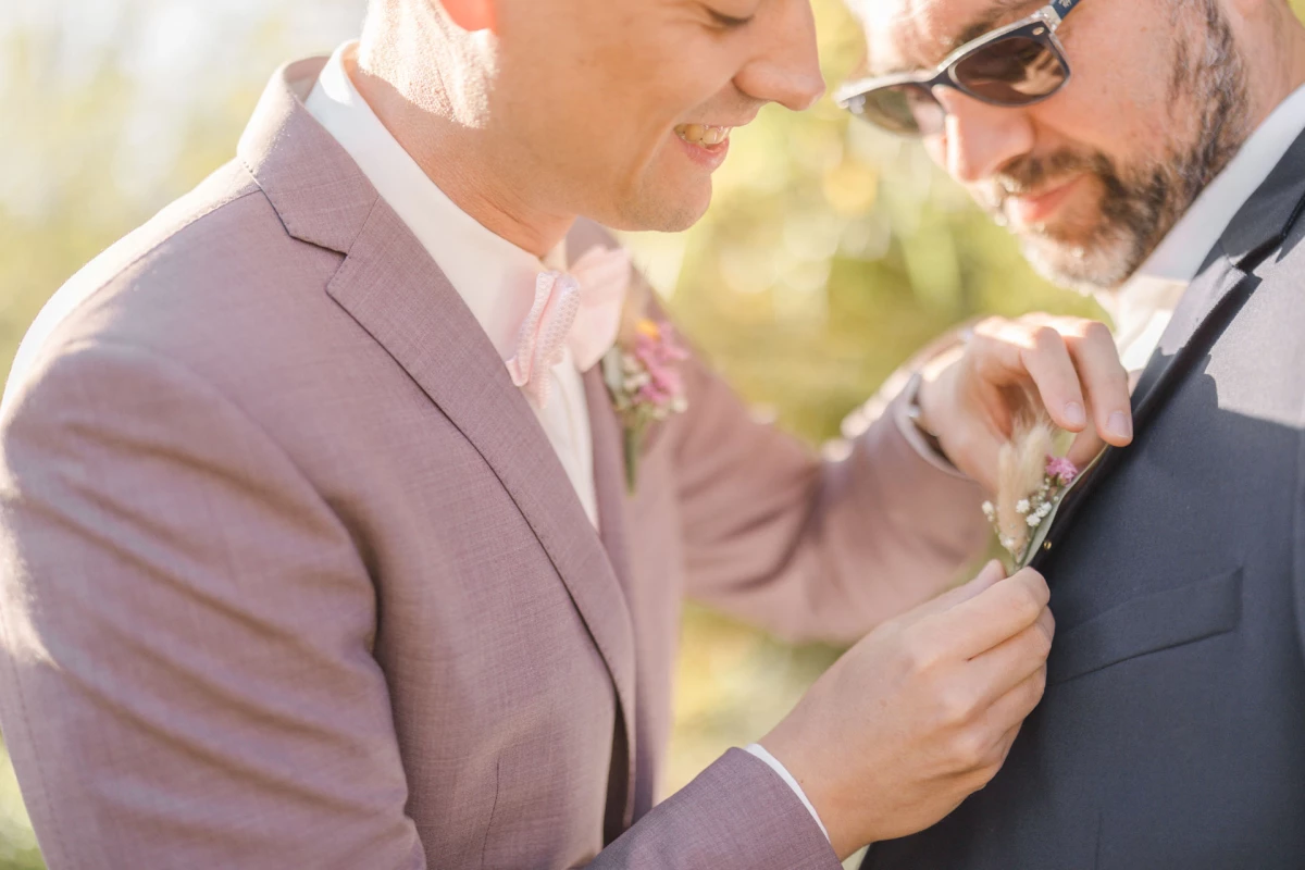 collier événement costume rose noeud papillon