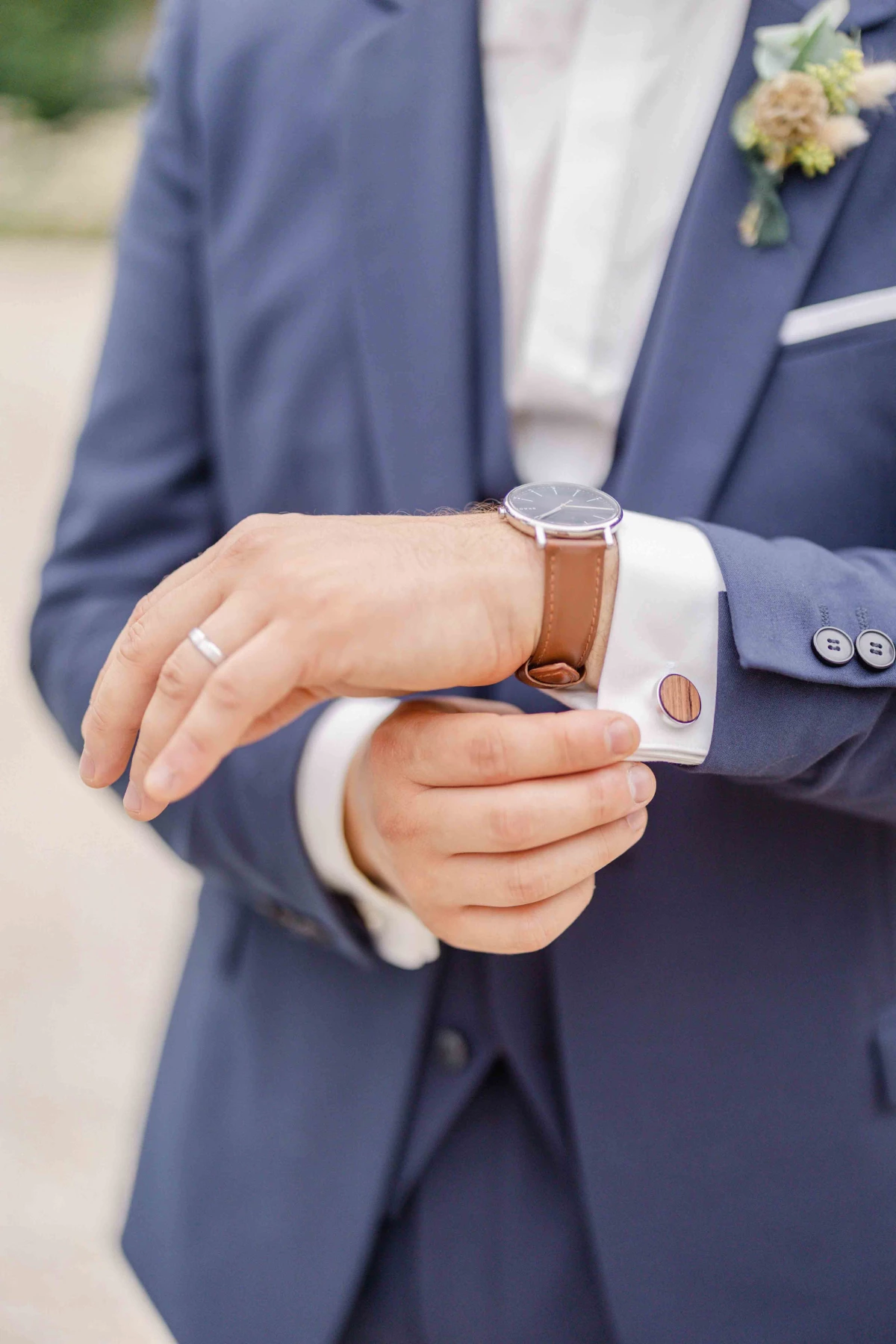 montre poignet bouton gris chemise