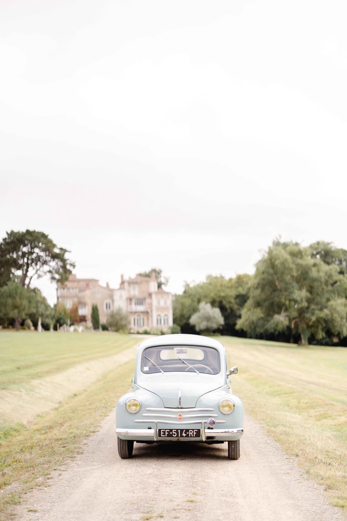 gris voiture château
