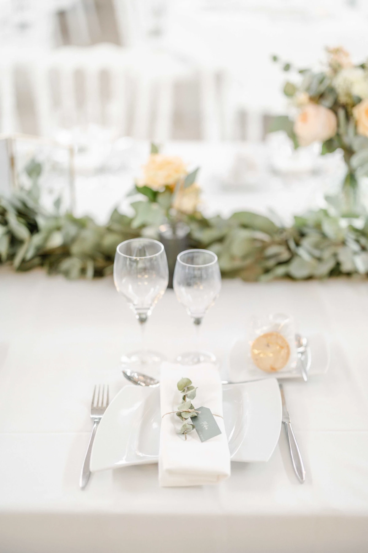 vaisselle meubles composition florale couverts gris