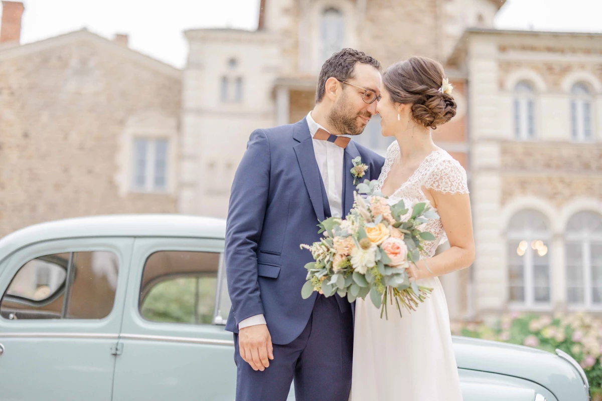 bonheur robe événement sourire gris