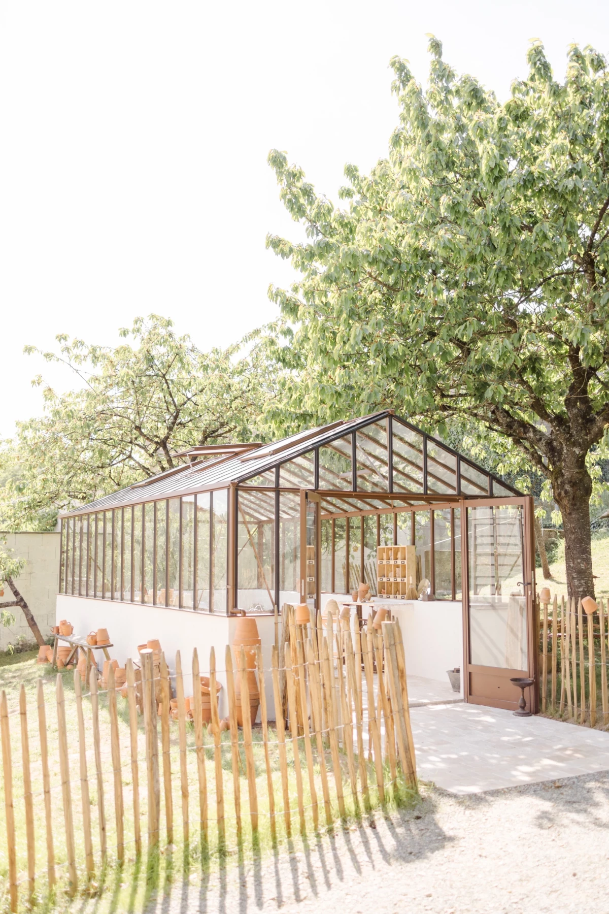 Verrière du studio photo en Vendée : espace lumineux sous verrière entouré de nature, pour séance en famille