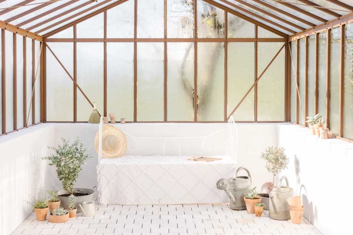 Verrière studio photo Vendée : baignoire blanche mise en scène avec fleurs séchées et lumière naturelle douce