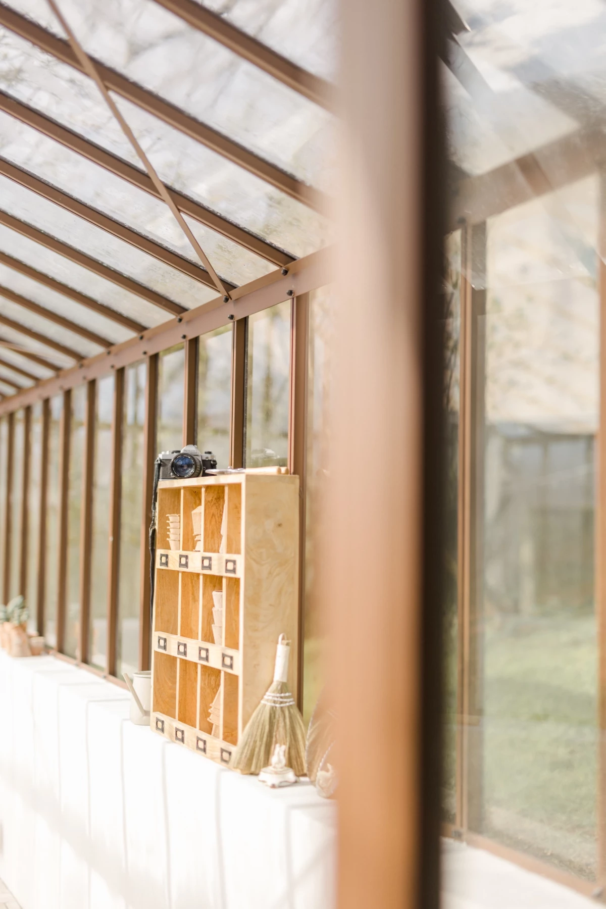 Détail studio photo Vendée : verrière en bois clair avec cubes de rangement, ambiance lumineuse et chaleureuse