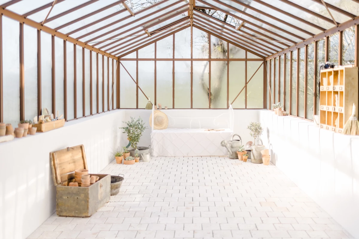 Studio photo Vendée avec verrière : espace épuré blanc et beige, lumière naturelle douce, préparation mariage élégant