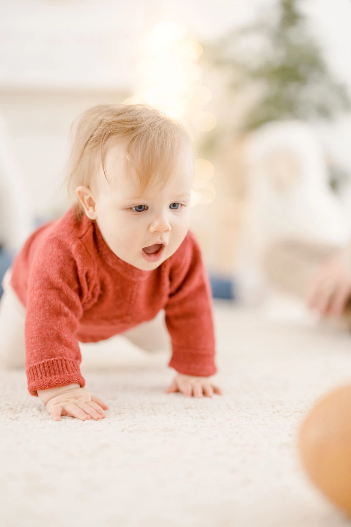 enfant rampant bonheur marron gris