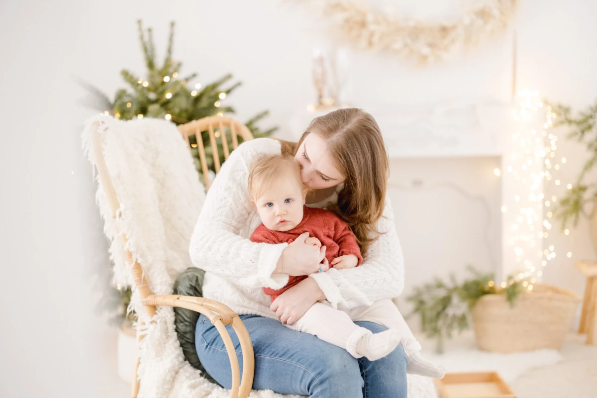 enfant bonheur rose chaise gris