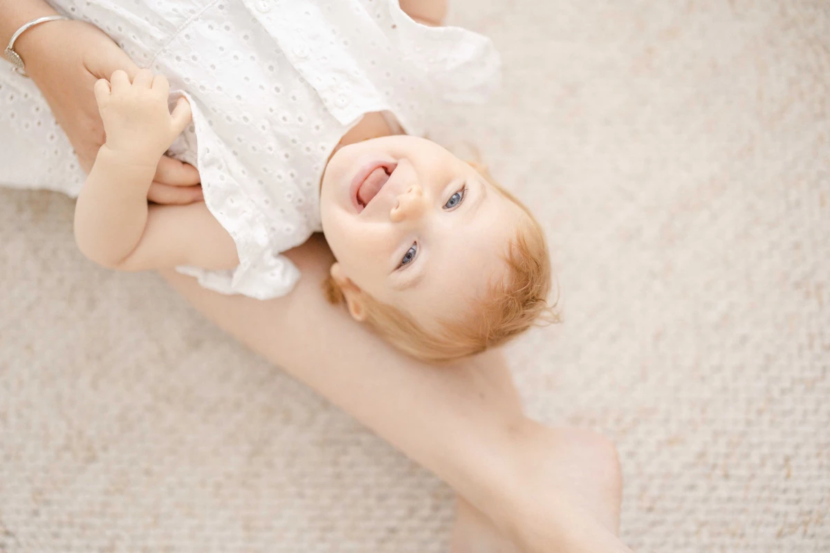 enfant bonheur sourire gris marron