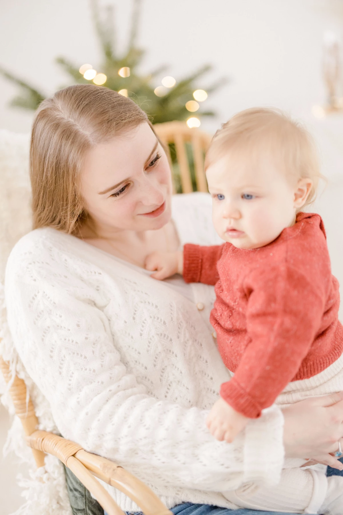 bonheur main enfant sourire marron