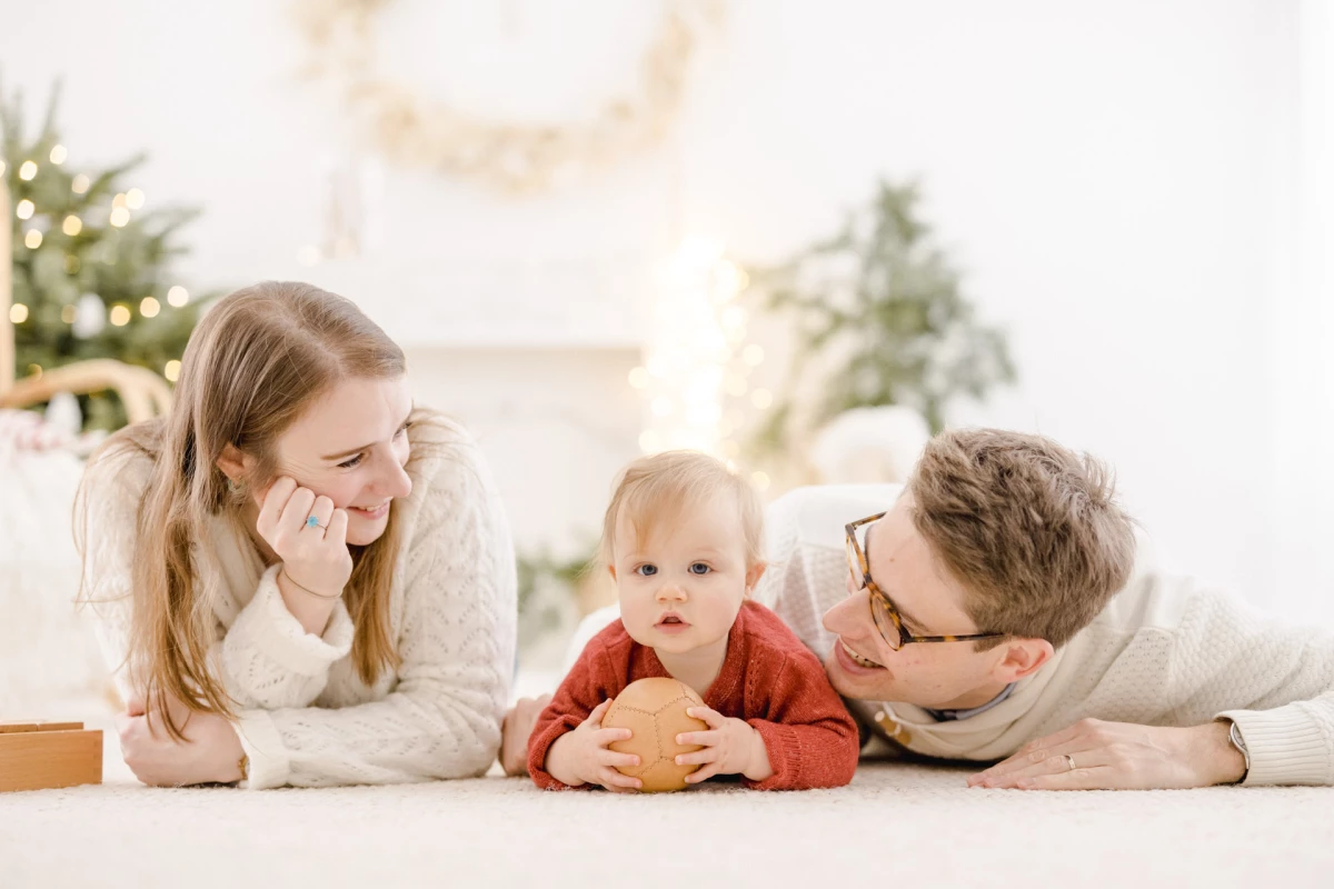 bonheur enfant événement sourire beige