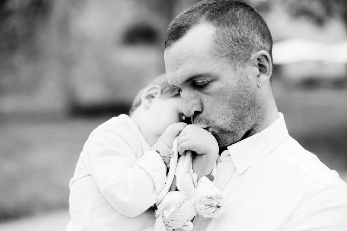 bonheur enfant amour gris