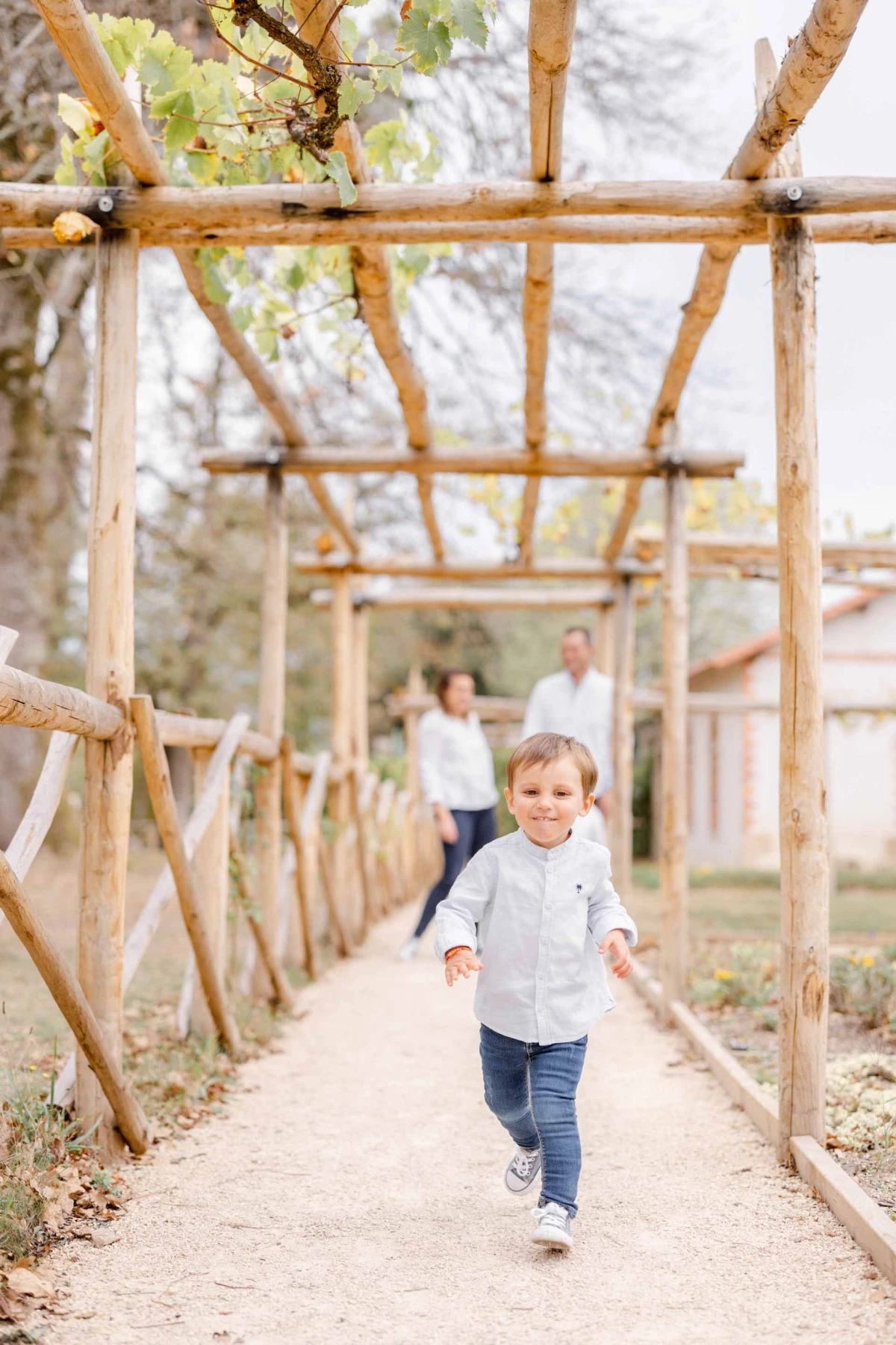 bonheur enfant se tenir la main gris marron