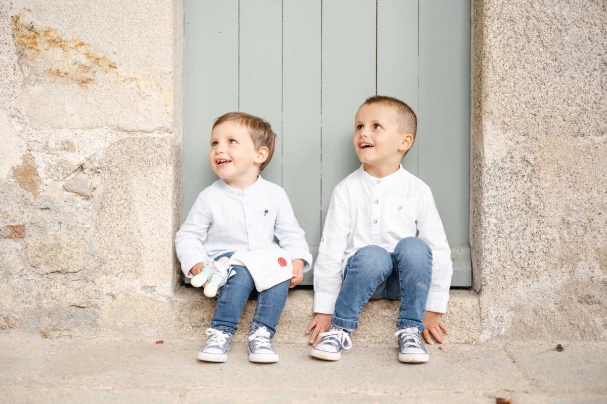 bonheur enfant gris marron nature