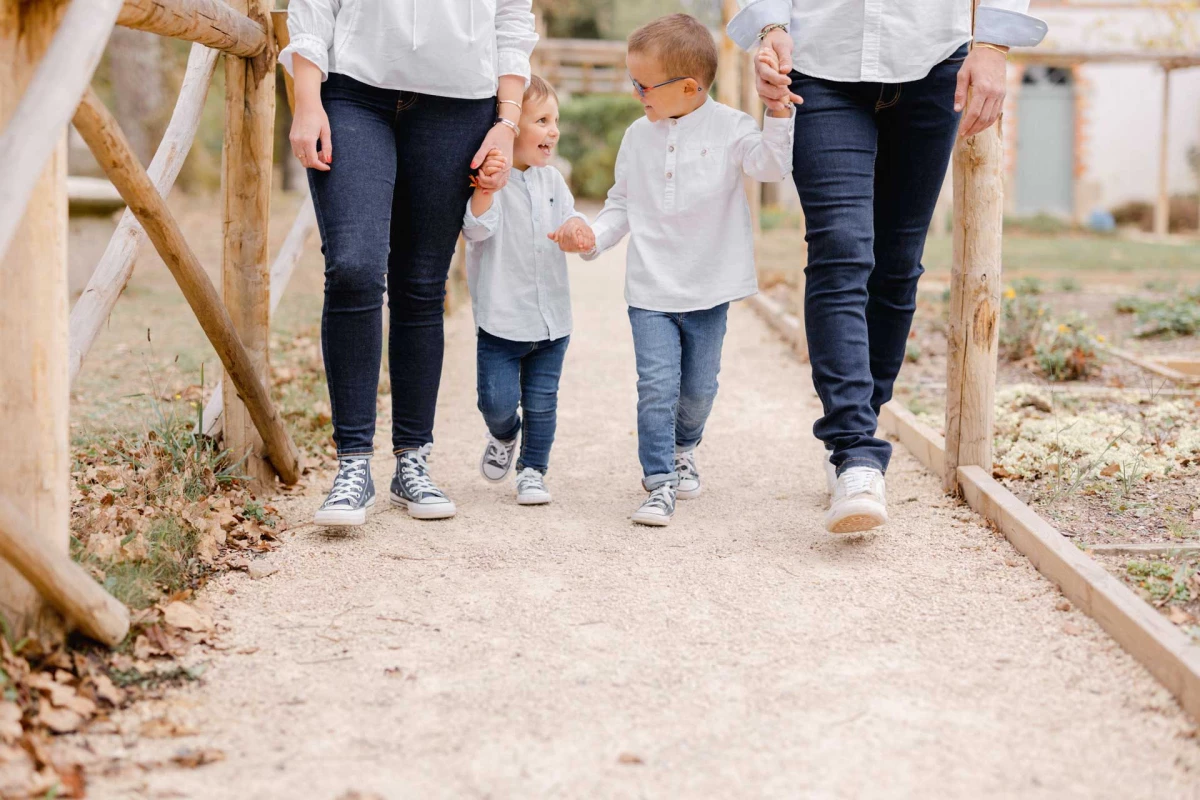 bonheur enfant jeans se tenir la main gris
