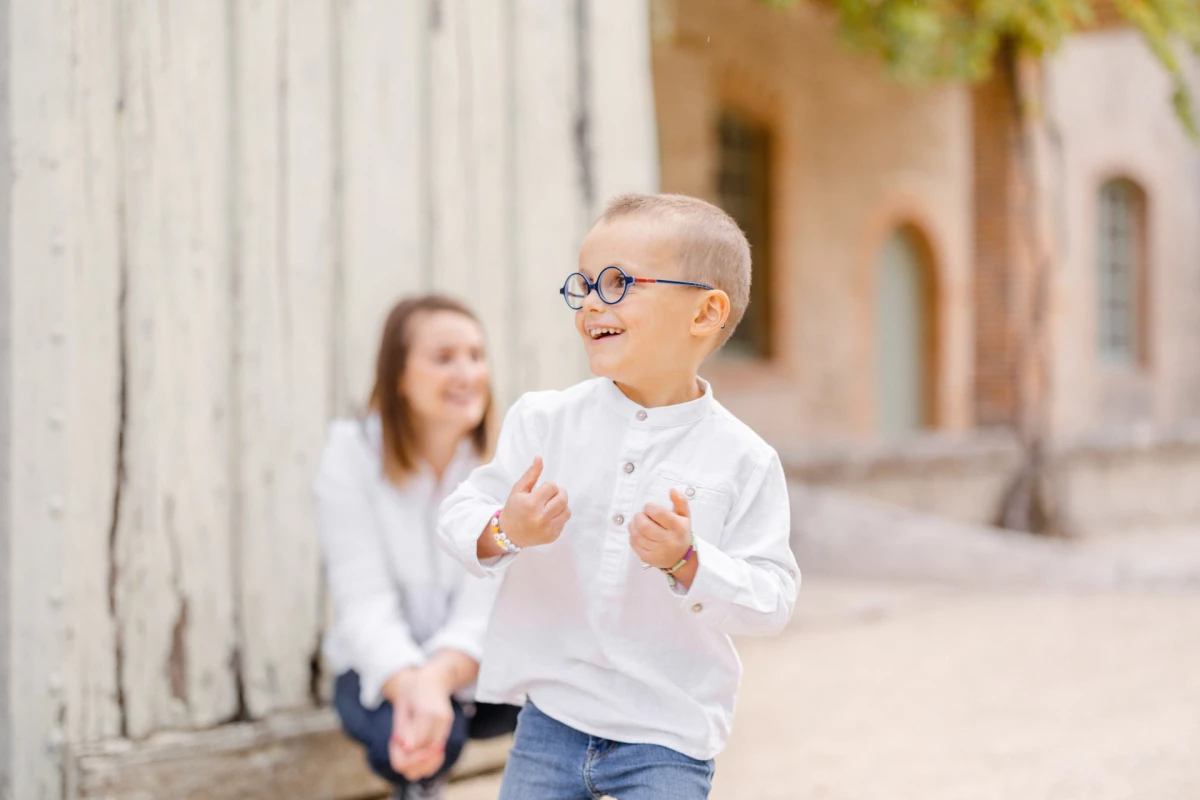 lunettes bonheur enfant sourire gris