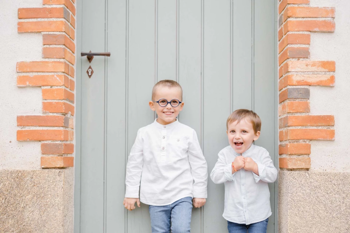 bonheur enfant sourire gris marron