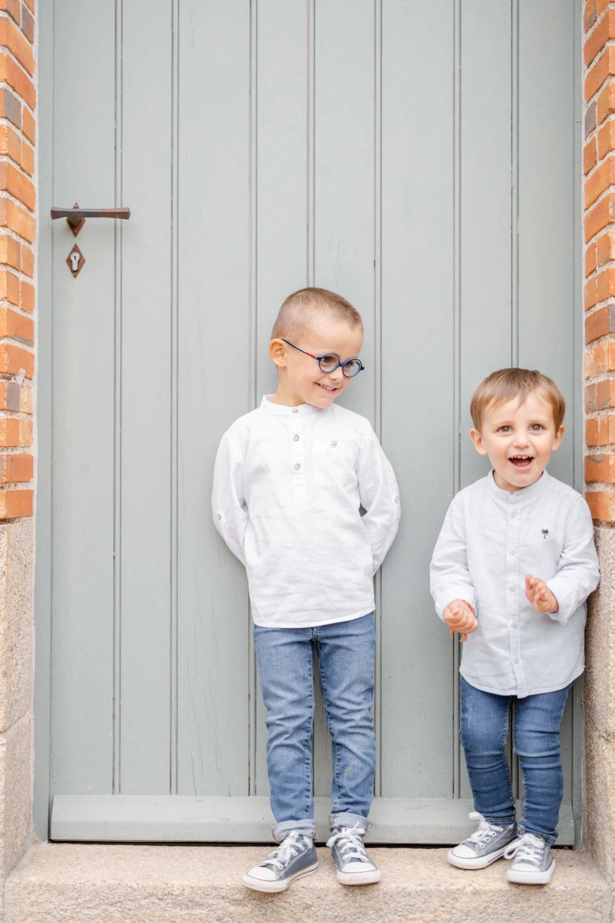 bonheur enfant sourire gris marron