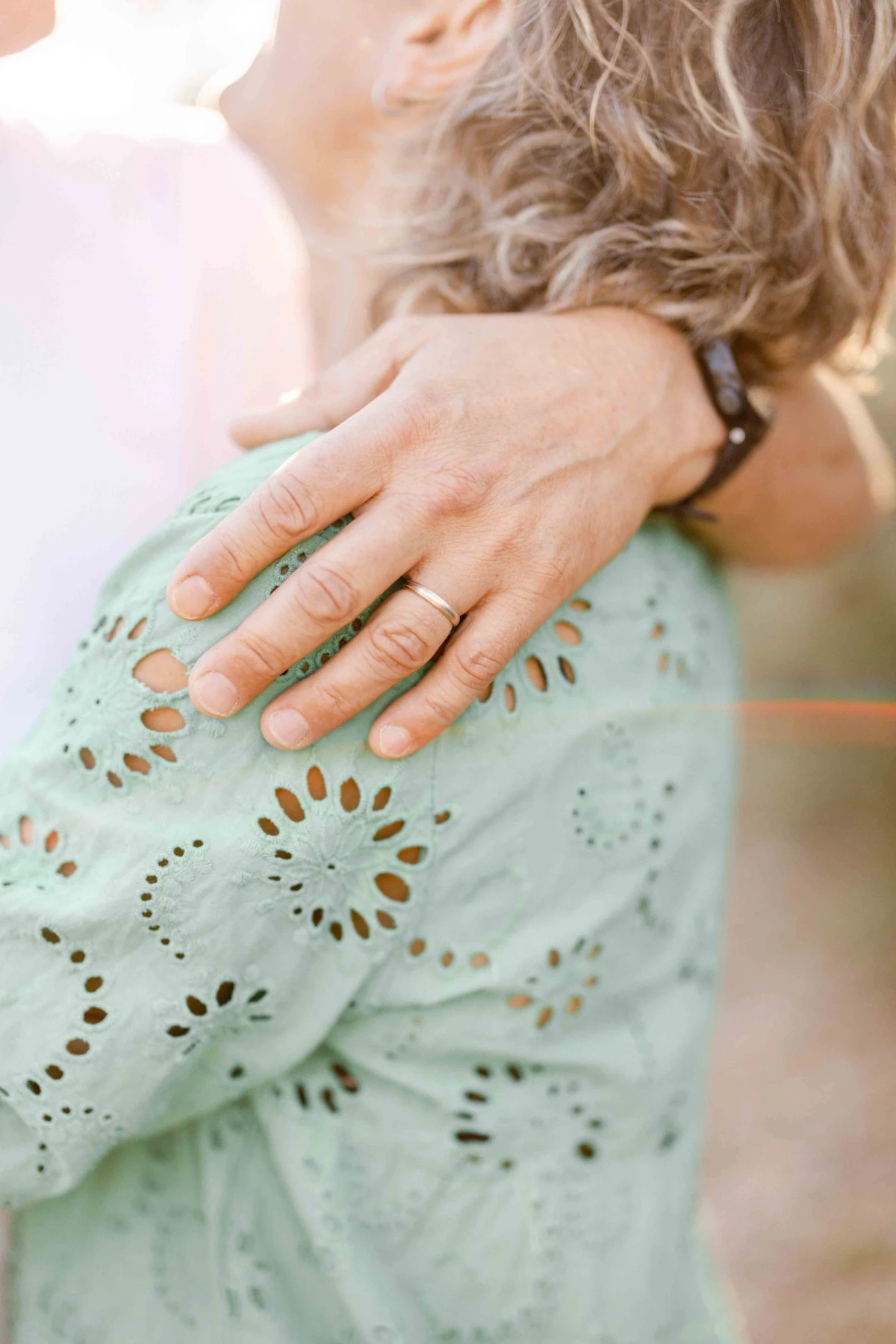 bonheur se tenir la main dentelle amour gris