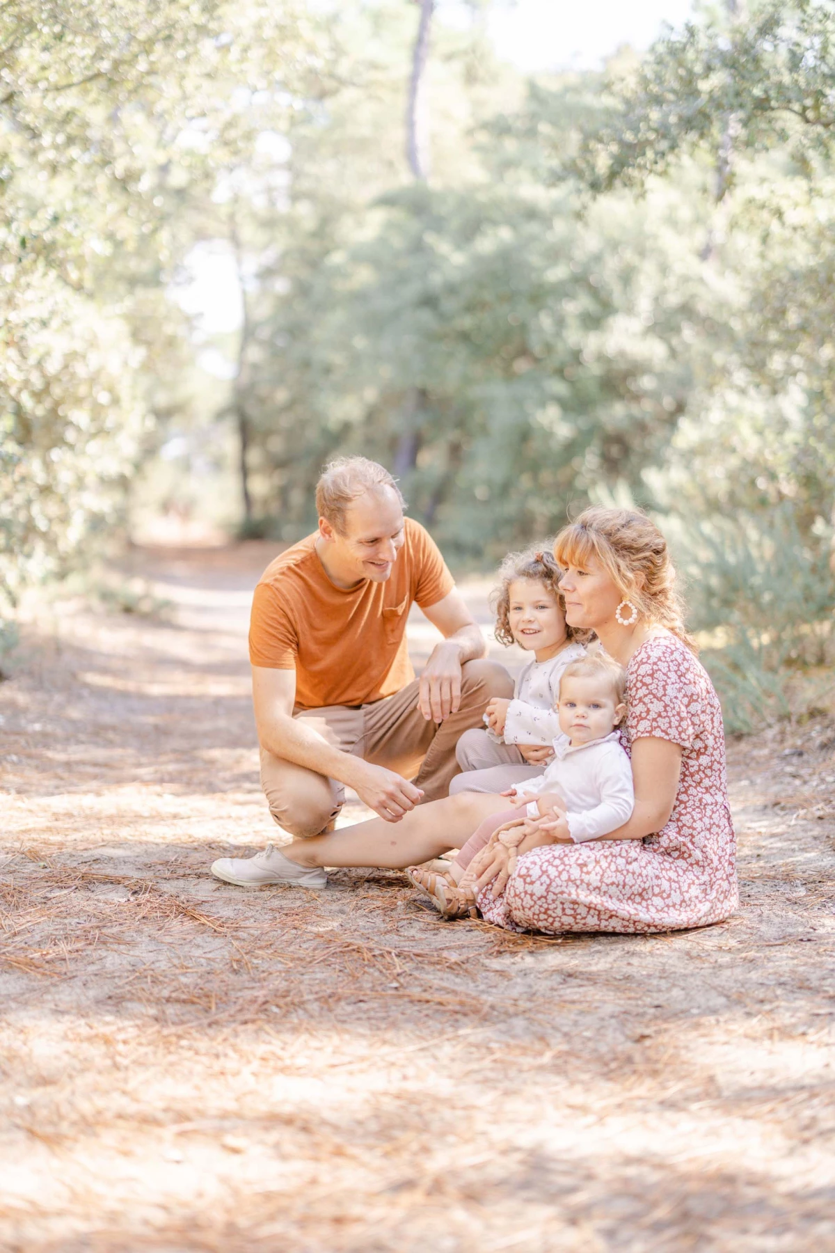 bonheur enfant amour famille se tenir la main