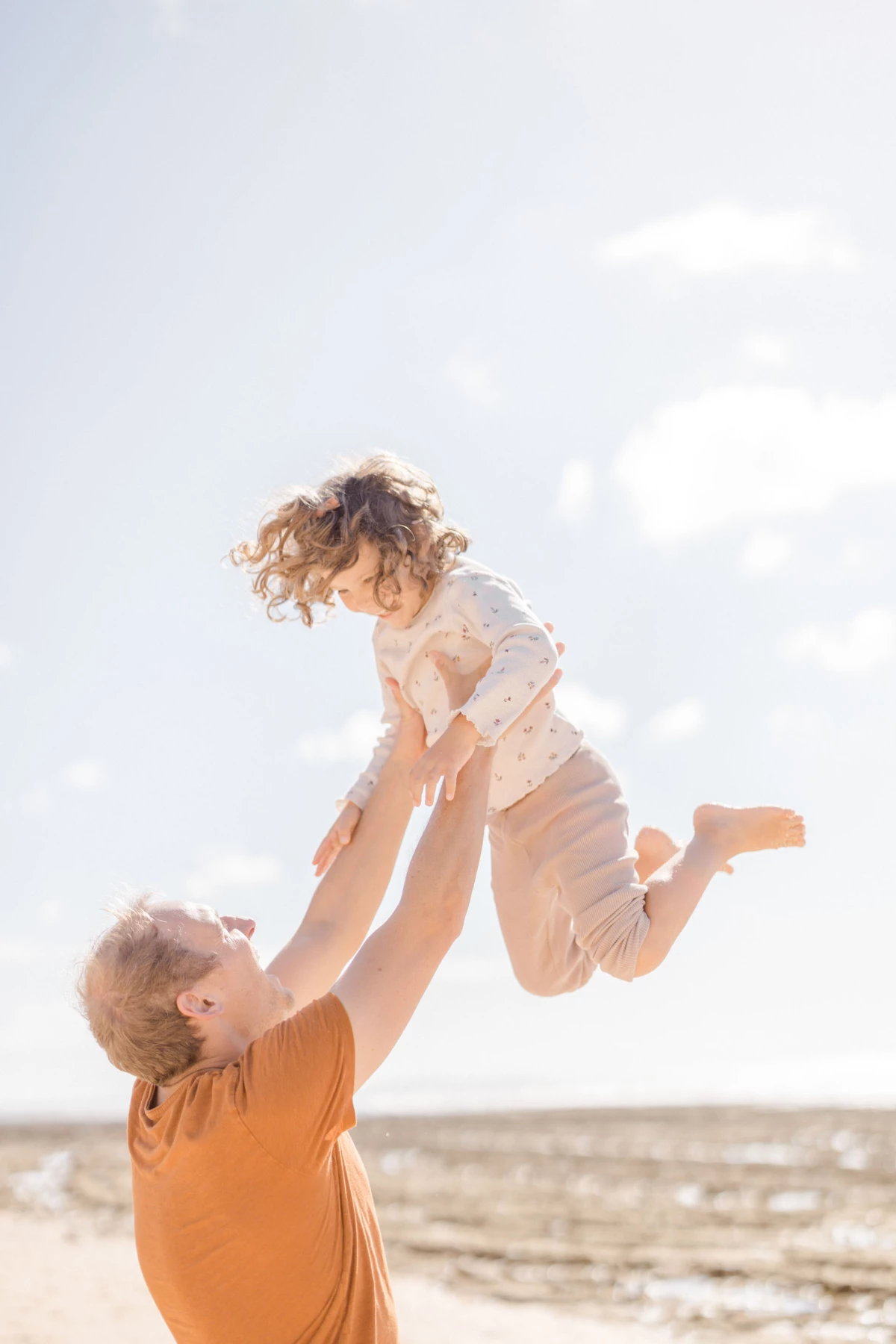 bonheur main enfant amour beige