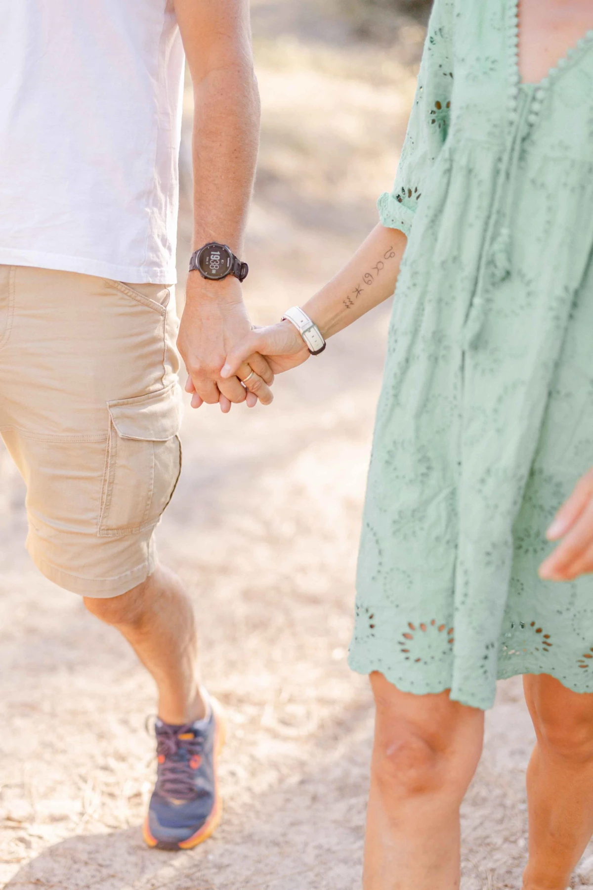 se tenir la main geste amour bonheur gris