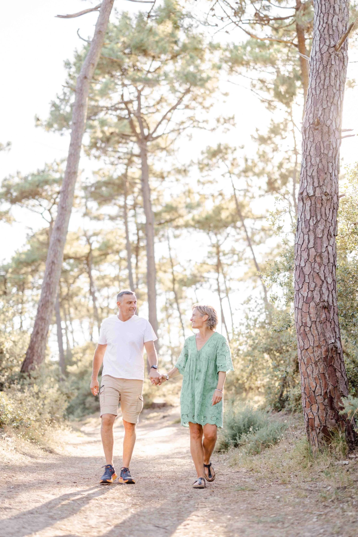 bonheur amour se tenir la main chemin de terre romance