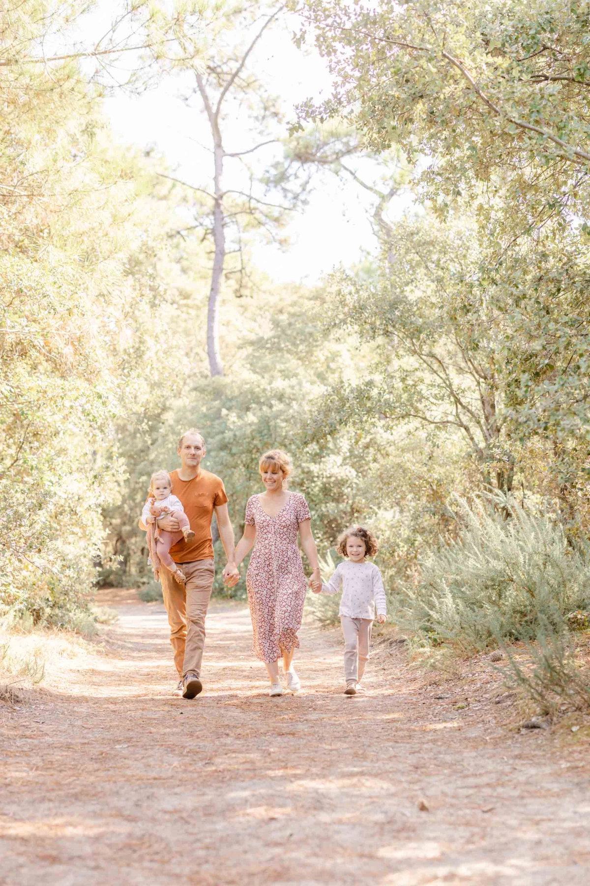 bonheur robe se tenir la main amour enfant