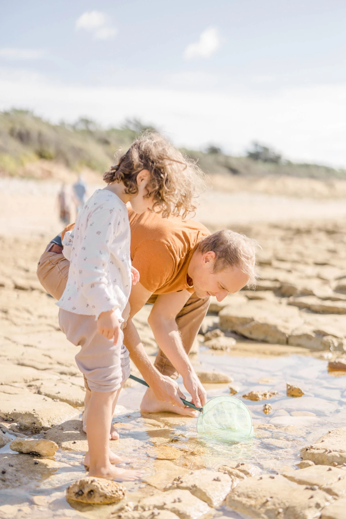 enfant sable plage bonheur gris