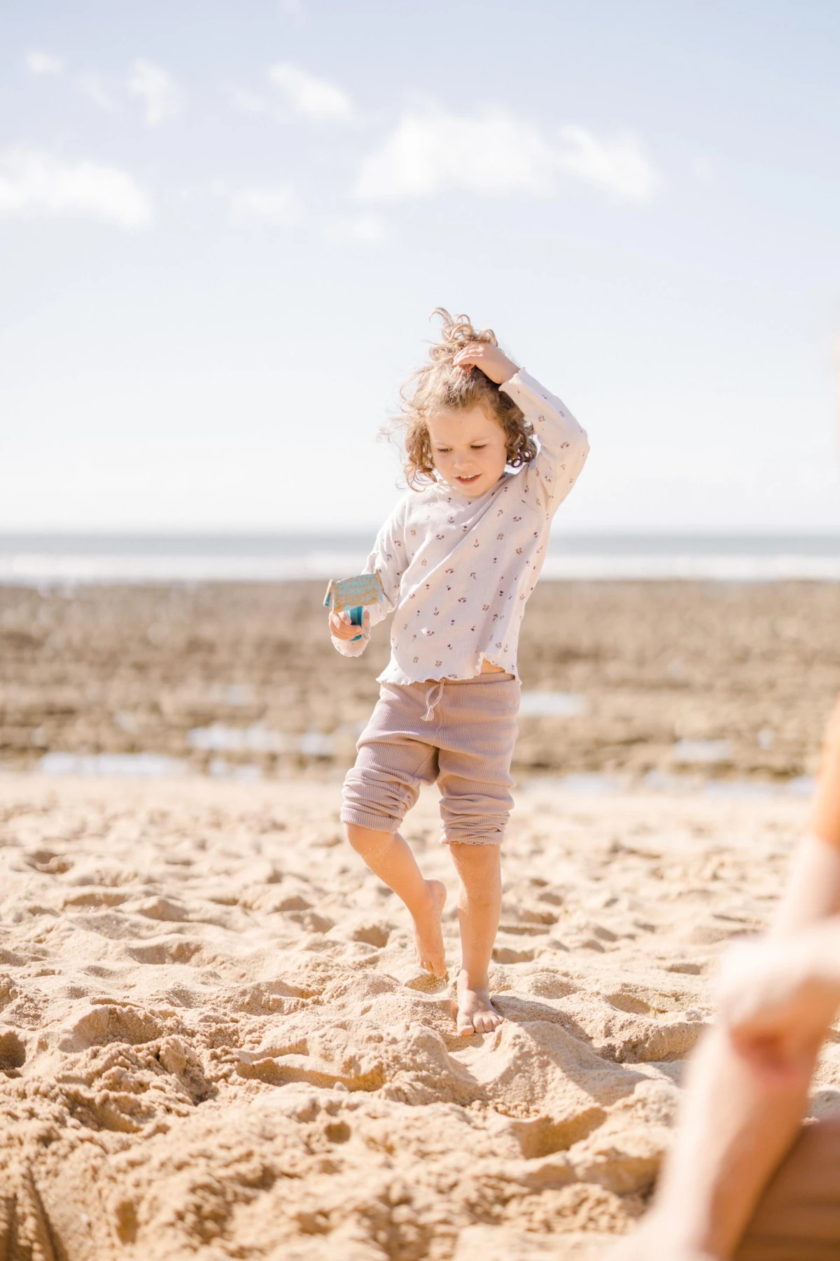 bonheur plage enfant sable gris