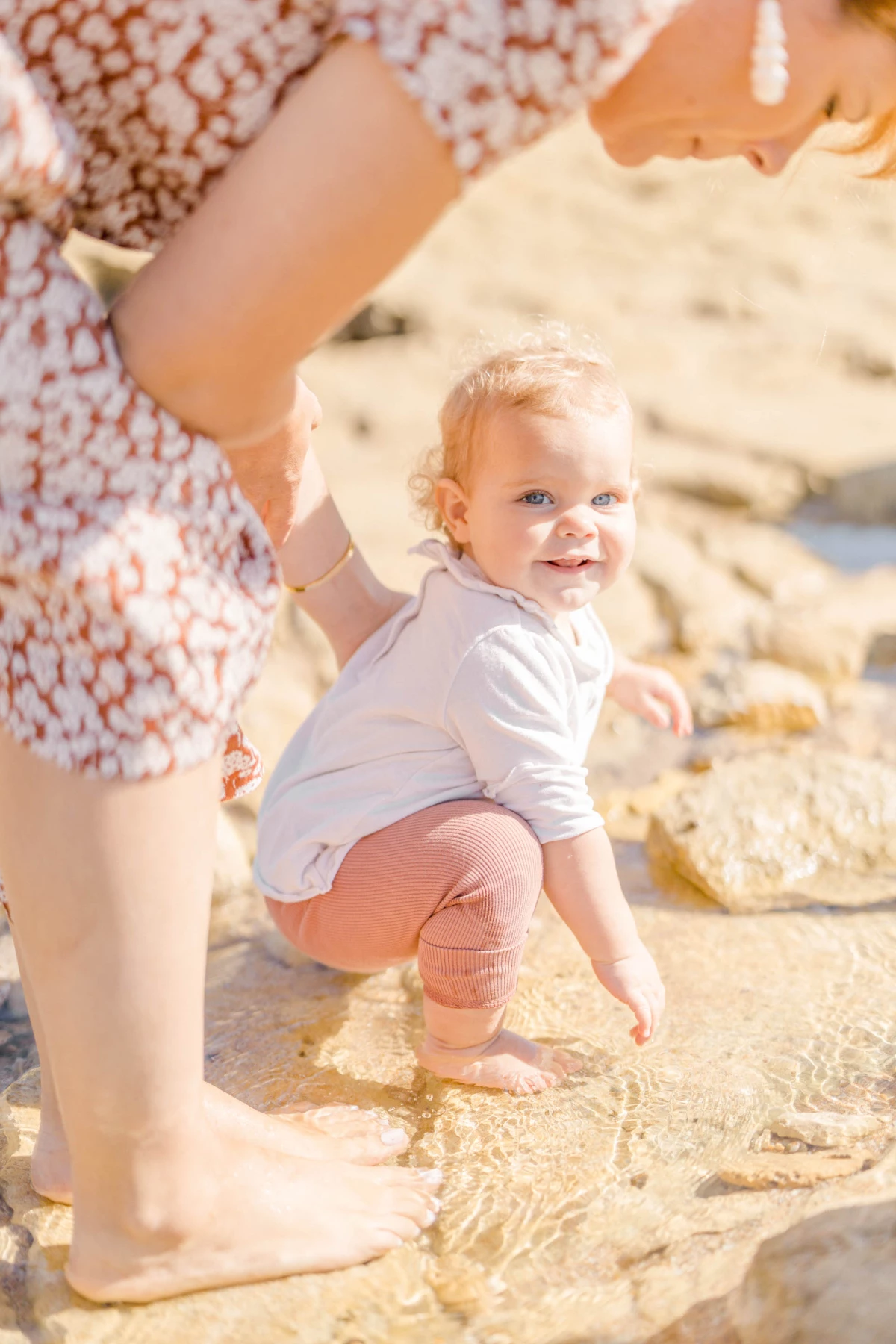 main enfant bonheur rose gris