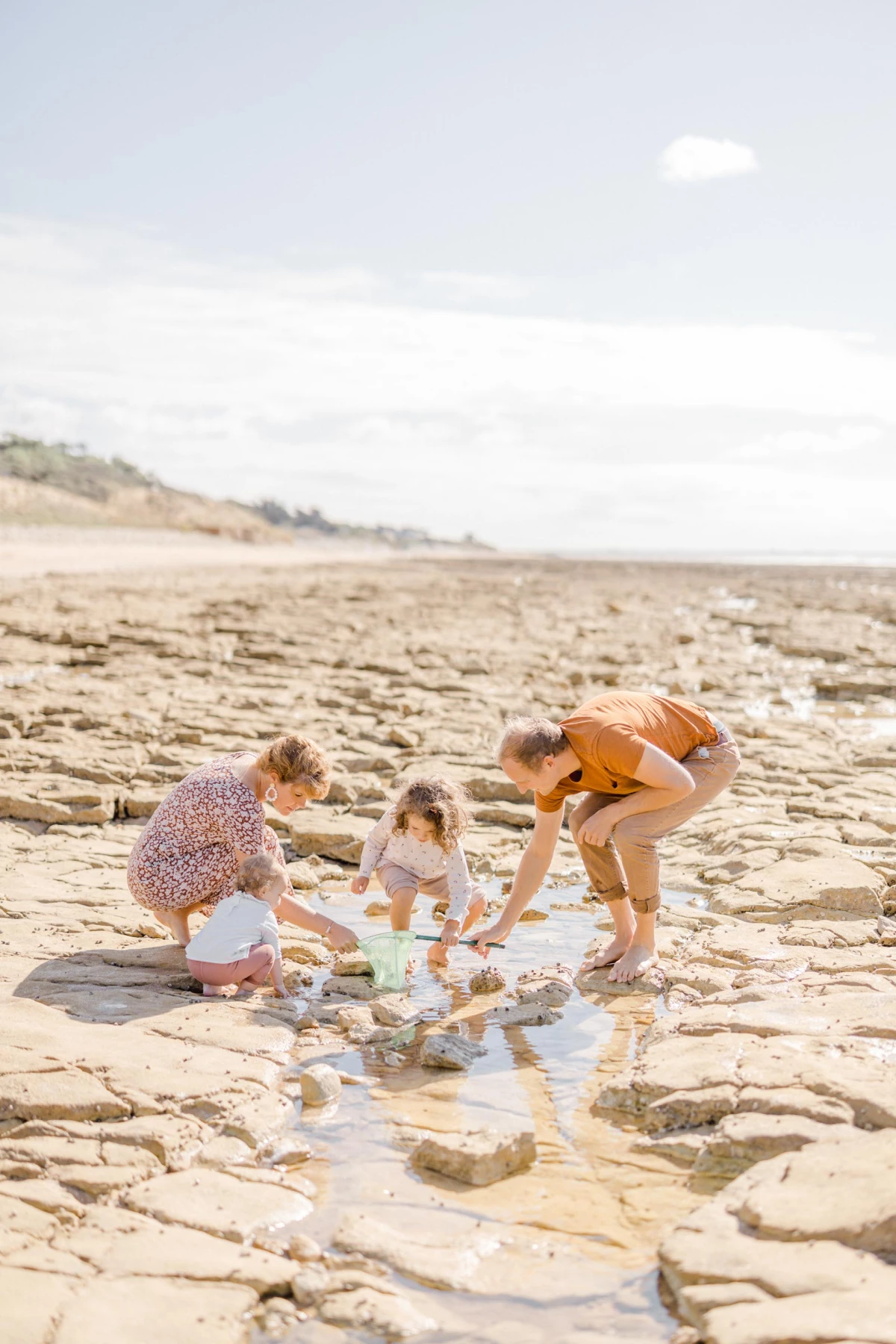 enfant bonheur sable marron gris