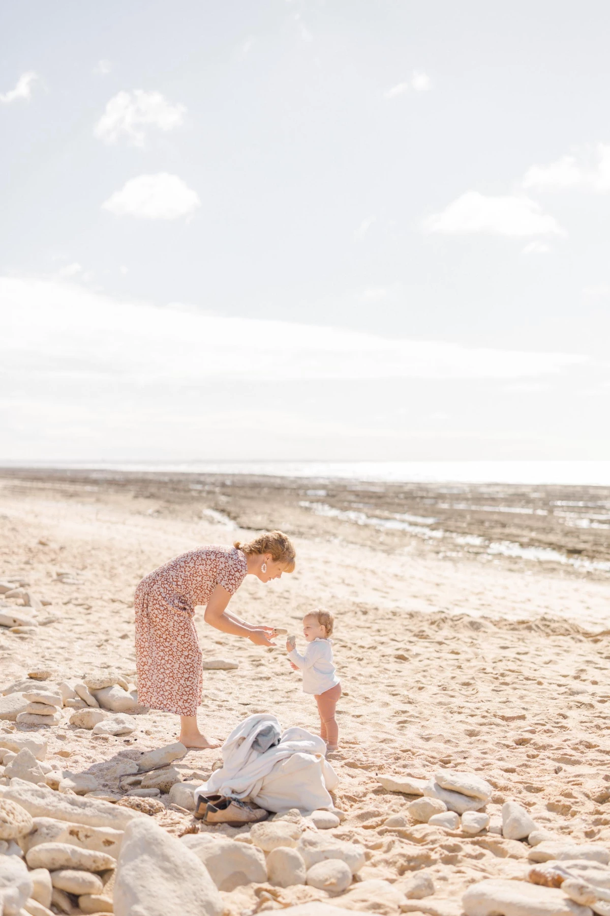 bonheur plage sable enfant beige
